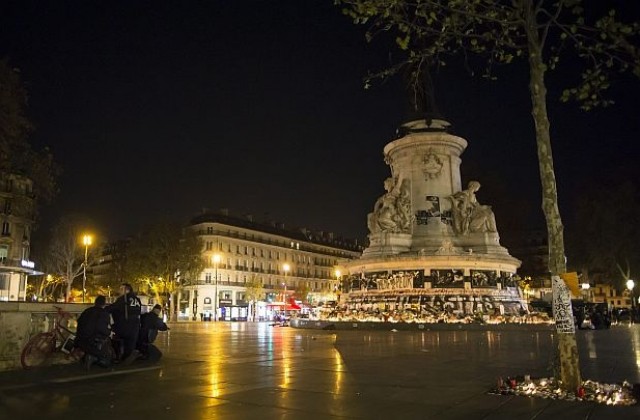 Парижани се опитват да се държат, но фойерверки показаха колко е голям шокът