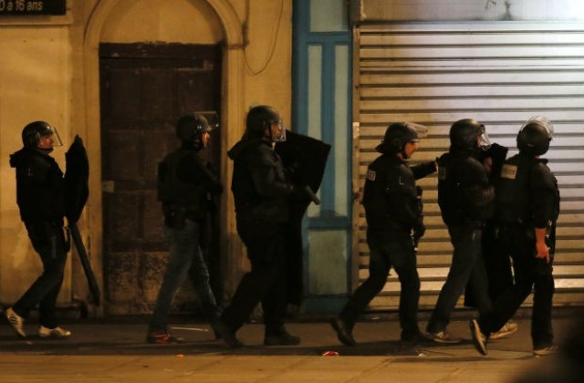Най-малко 20 души може да са замесени в атентатите в Париж
