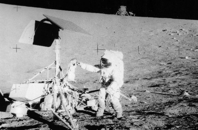 19 ноември: С „Аполо 12” още двама астронавти стъпват на Луната