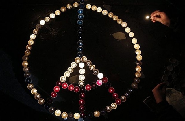 Парижани почетоха паметта на жертвите седмица след атентатите