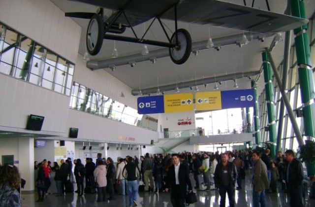 Над 300 пътници са останали блокирани с часове на летище Пловдив