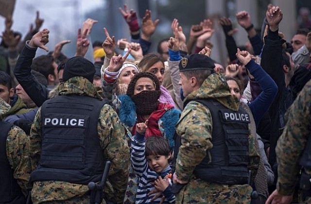 Мигранти си зашиха устните, защото Македония ги връща обратно в Гърция