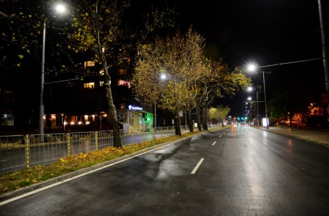Продължава подмяната на уличното осветление във Варна (СНИМКИ)