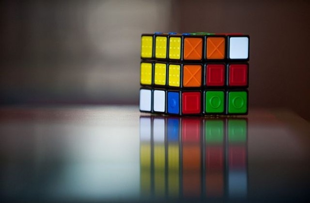 Тийнейджър нареди кубчето на Рубик за 4,9 секунди