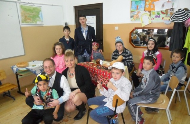 Деца от П. Тръмбеш представиха авторска театрална постановка