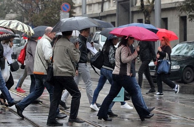 Предупреждават за обилни валежи в осем области в страната