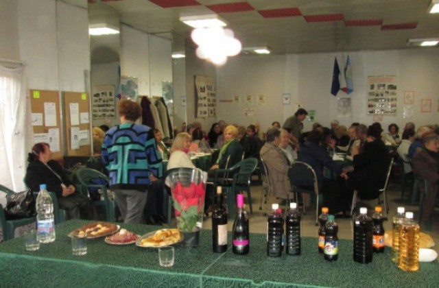 Пенсионери организираха конкурс за домашно вино