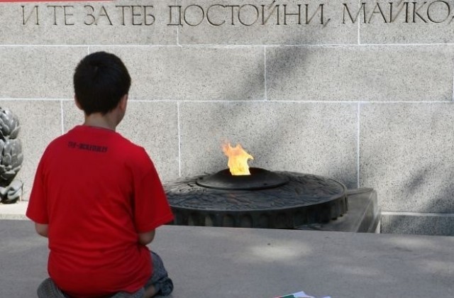 Вдигат 6-метров паметник на българските революционери в София