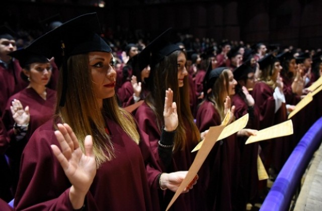 152 млади лекари от 8 държави се дипломираха в Медицинския университет (СНИМКИ)