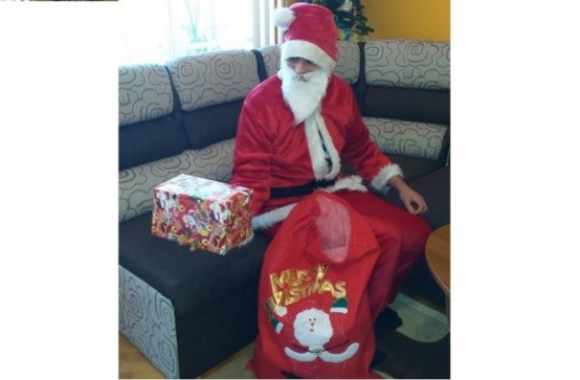 Дядо Коледа от Г. Оряховица помага на бедни и болни
