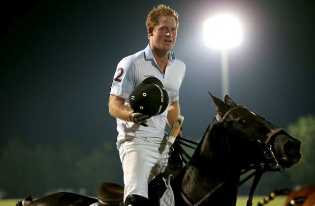 Принц Хари хвърлен от кон по време на мач по поло