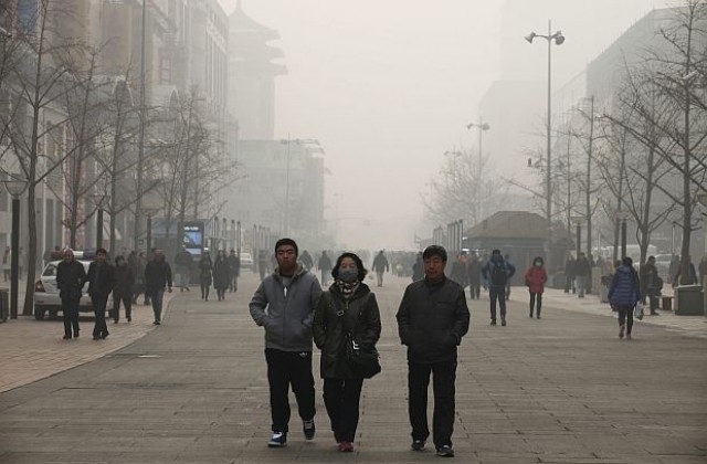 Смог задушава Пекин на фона на конференцията за климата в Париж (СНИМКИ)