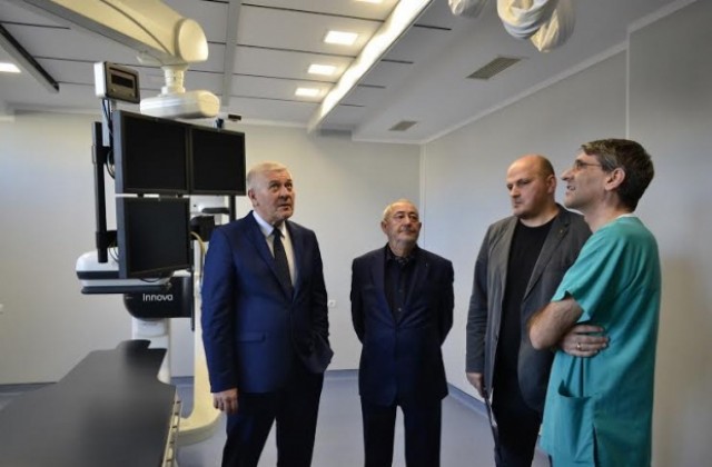 Зам.-кметът Ганчо Карабаджаков разгледа новата апаратура в търновската болница