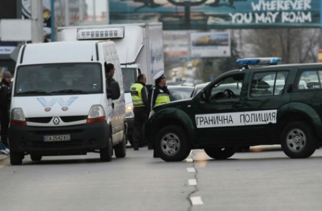 Не откриха бомба в буса пред Летище София