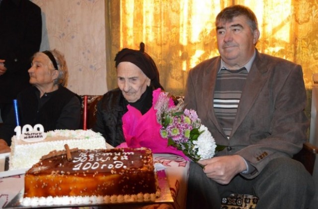 Зарадваха с торта столетница от вълчидолско село