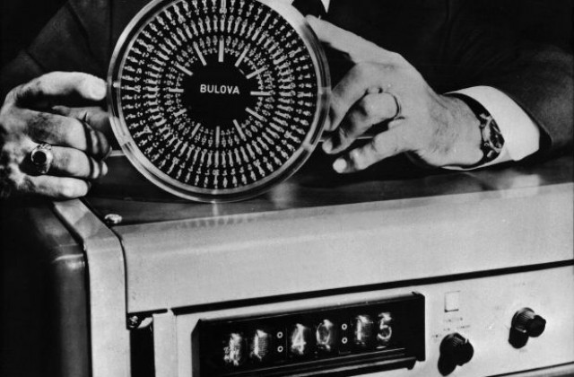 6 декември: Американецът Уилърд Франк Либи конструира атомен часовник