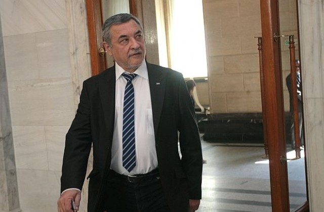 Симеонов настоява за изключване на депутатка заради удара по казаните за ракия