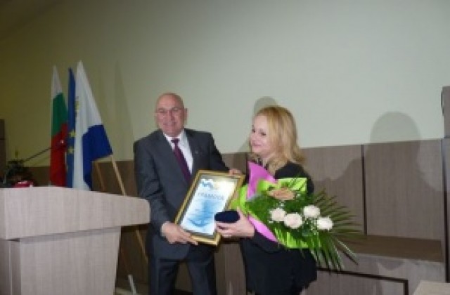 Тони Димитрова сред тримата нови почетни граждани на Бургас