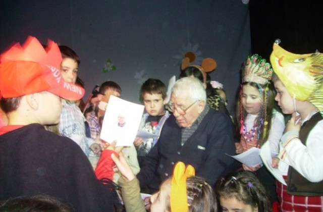Деца от Кюстендил очакват за среща Дядо Пънч