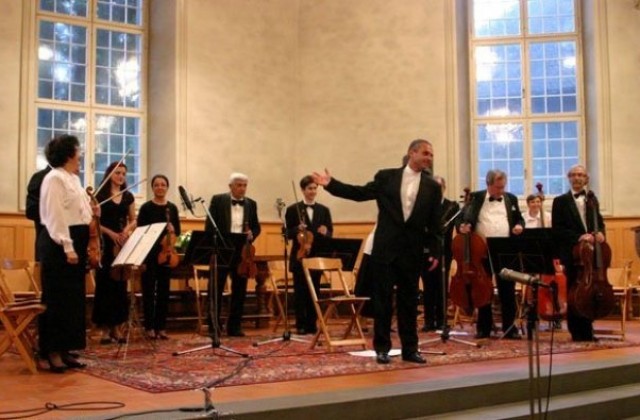 Габровският камерен оркестър представя коледна музика