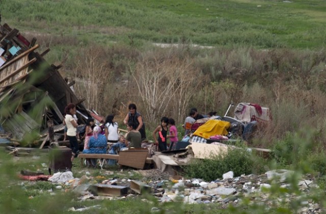Отпускат 7500 лева на роми, останали без дом след събарянето в Максуда