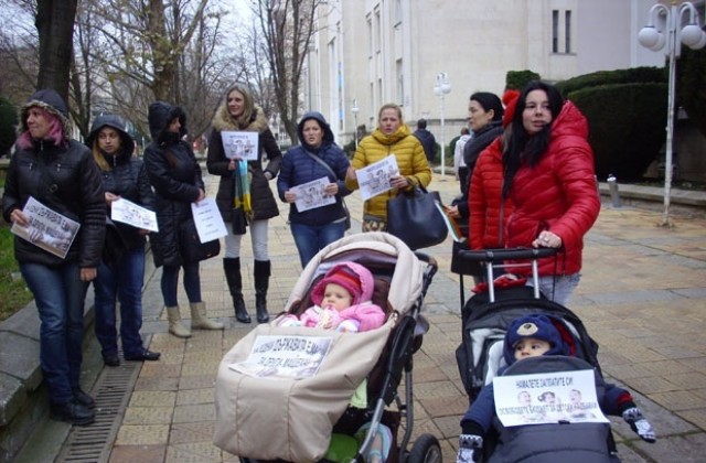 Родители от Добрич поискаха увеличение на детските добавки и майчинството