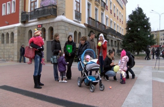 7 майки излязоха на протест в Хасково