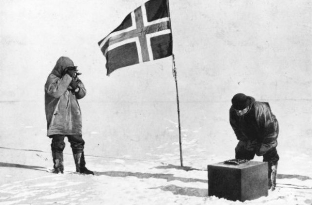 14 декември: С впряг от 16 кучета Руал Амундсен достига до Южния полюс