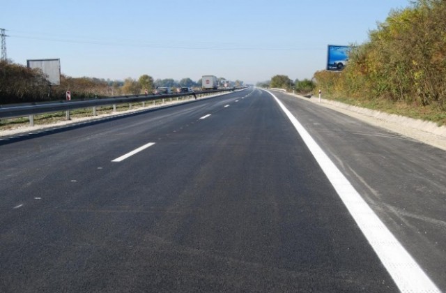 Лиляна Павлова реже лентата на ремонтирани пътища край Смолян