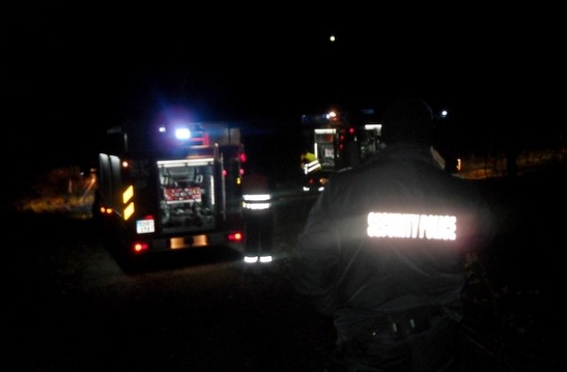 Две пожарни гасиха горящи автомобили в незаконна автоморга край Гривица