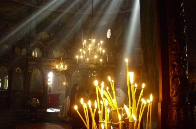 Църковните свещи поскъпват двойно