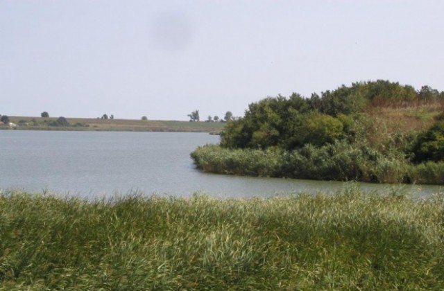 Микробус потъна в езерото Мандра край Бургас