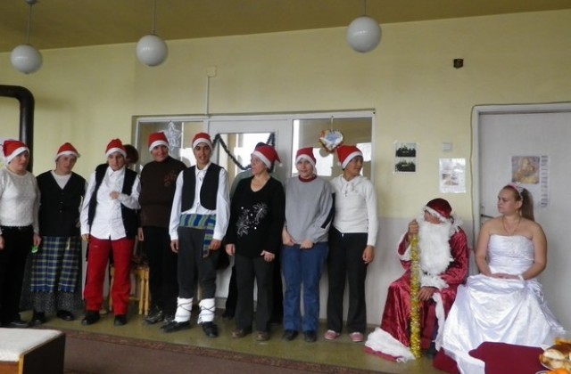 Дядо Коледа зарадва потребителите в Защитеното жилище в Болярово