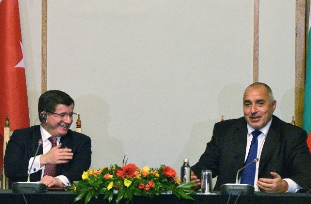 Турският премиер Давутоглу: България е важен сътрудник и приятел за нас