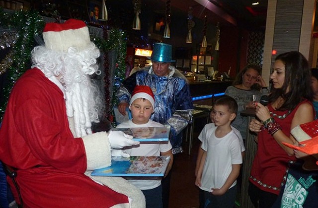 Дядо Коледа посети Детския танцов състав „Мездренче