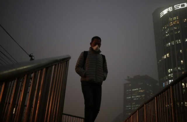 Червена степен на тревога заради смог в китайската столица