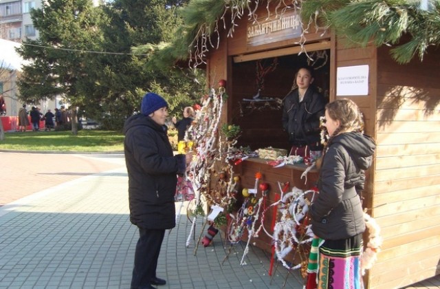 Благотворителен базар на сурвачки пред общината в Димитровград