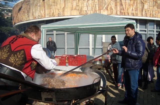 Уникален кебап за 1300 димитровградчани сготвиха в най-големия тиган на България