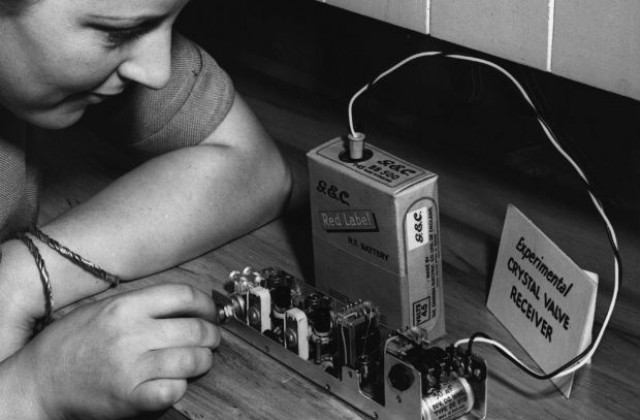23 декември: Лабораторията на Александър Бел представя първия транзистор