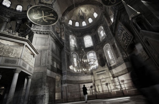 27 декември: В Константинопол тържествено е осветена църквата „Света София”