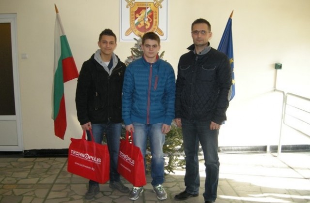 Деца на загинали полицаи получиха коледни подаръци в Сливен