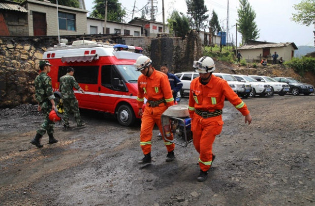 Спасиха 11 миньори в Китай, още 18 остават затрупани