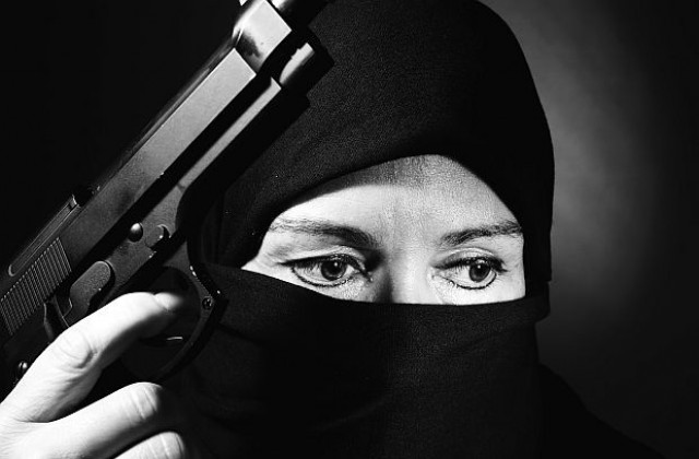 Полицайките на Ислямска държава убиха майка, кърмила на обществено място