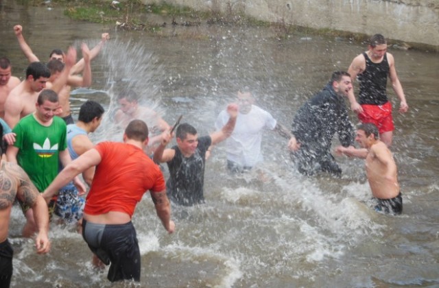 Извършиха Богоявленски водосвет, ритуалът утре отново на река Банщица в Кюстендил