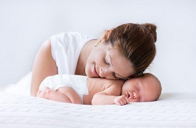10 пъти по-малко плачат бебета, имащи контакт „кожа до кожа” с майката
