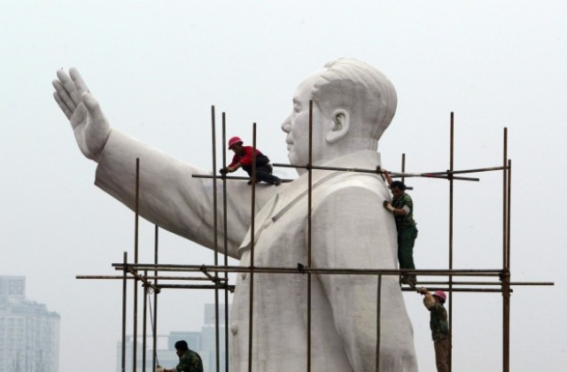 Издигат гигантска статуя на Мао Цзедун в китайска провинция
