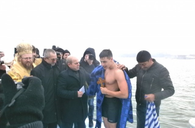 21-годишният Теодор извади кръста от водите на Дунав