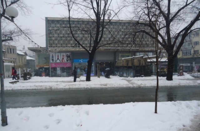 Мъж почина на място след падане на леда в центъра на Шумен