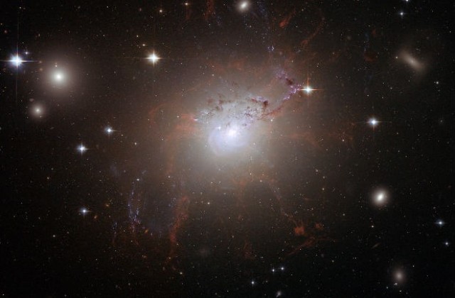 Астрономи засякоха облаци газ, изригващи от черна дупка