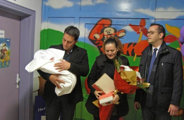 Кметът Йордан Йорданов поздрави първото бебе на Добрич за 2016 г.